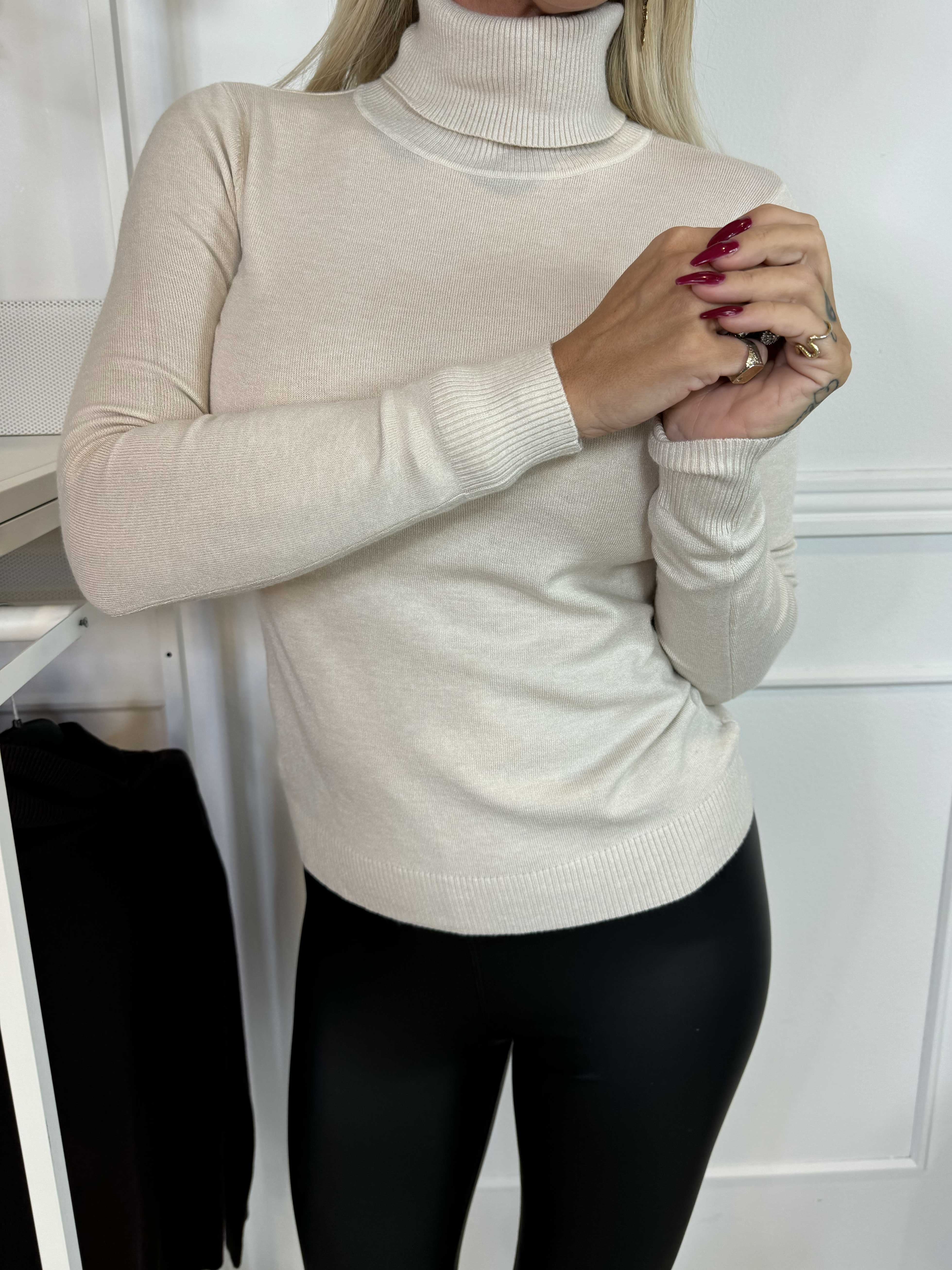 Oksana - Mjuk blus i viskosblandning med turtleneck